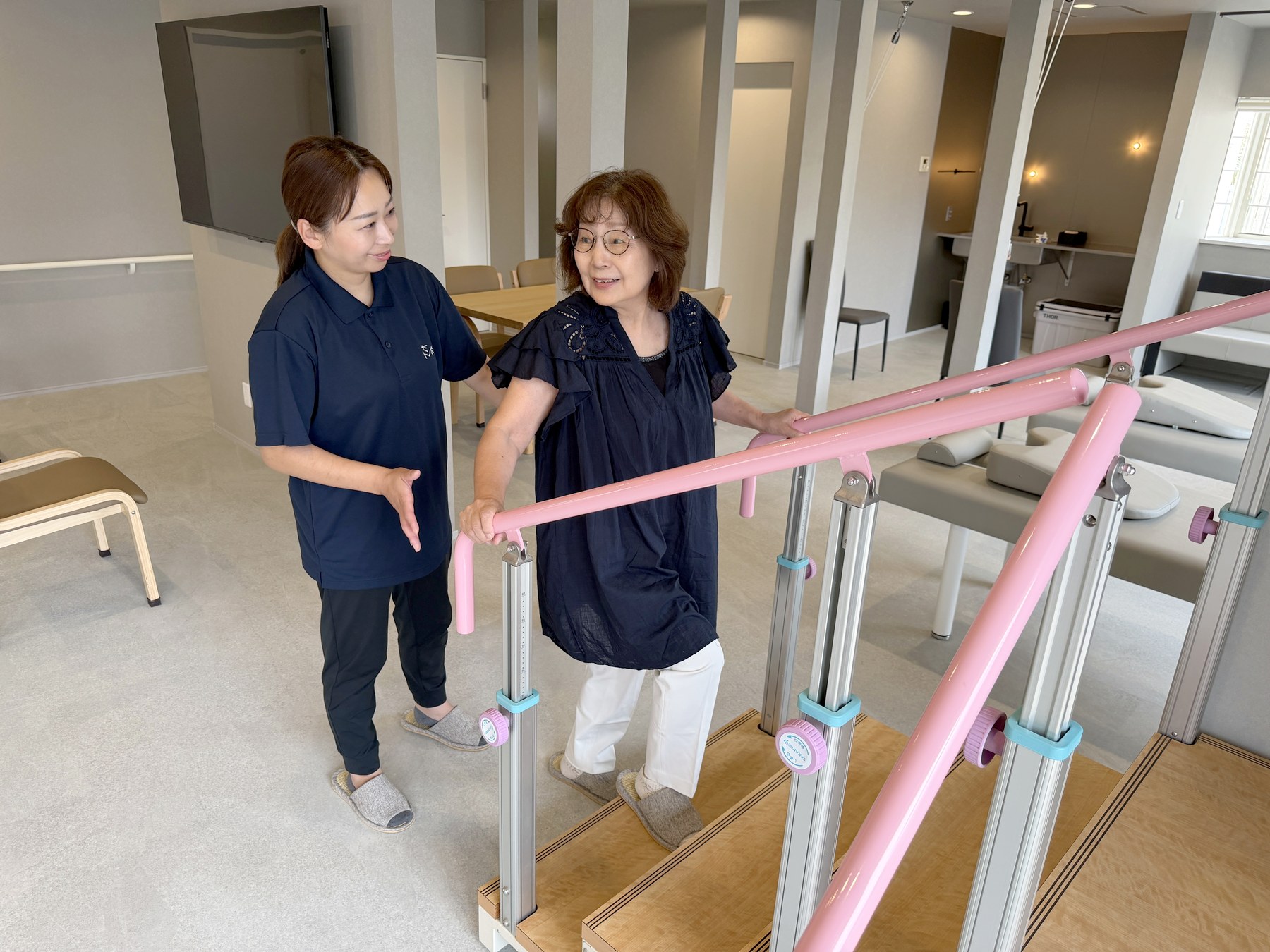 スタッフが付き添う歩行練習の様子